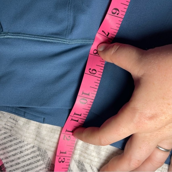 *Sold* Lululemon women’s desert Teal Align jogger leggings 28” in size 4 active - Picture 10 of 12